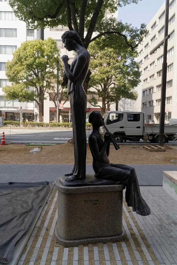 Street sculpture, Otemae-dori